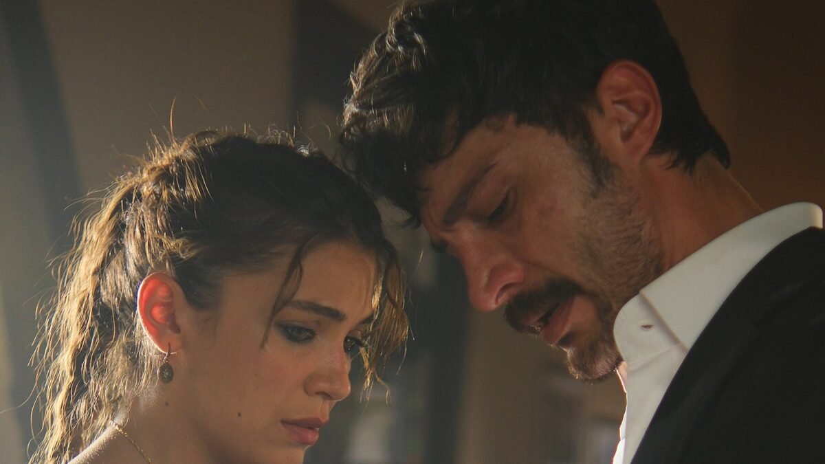 Halef: Köklerin Çağrısı 38. bölüm NOW karesinden birbirine yakın duran bir kadın ve bir adam