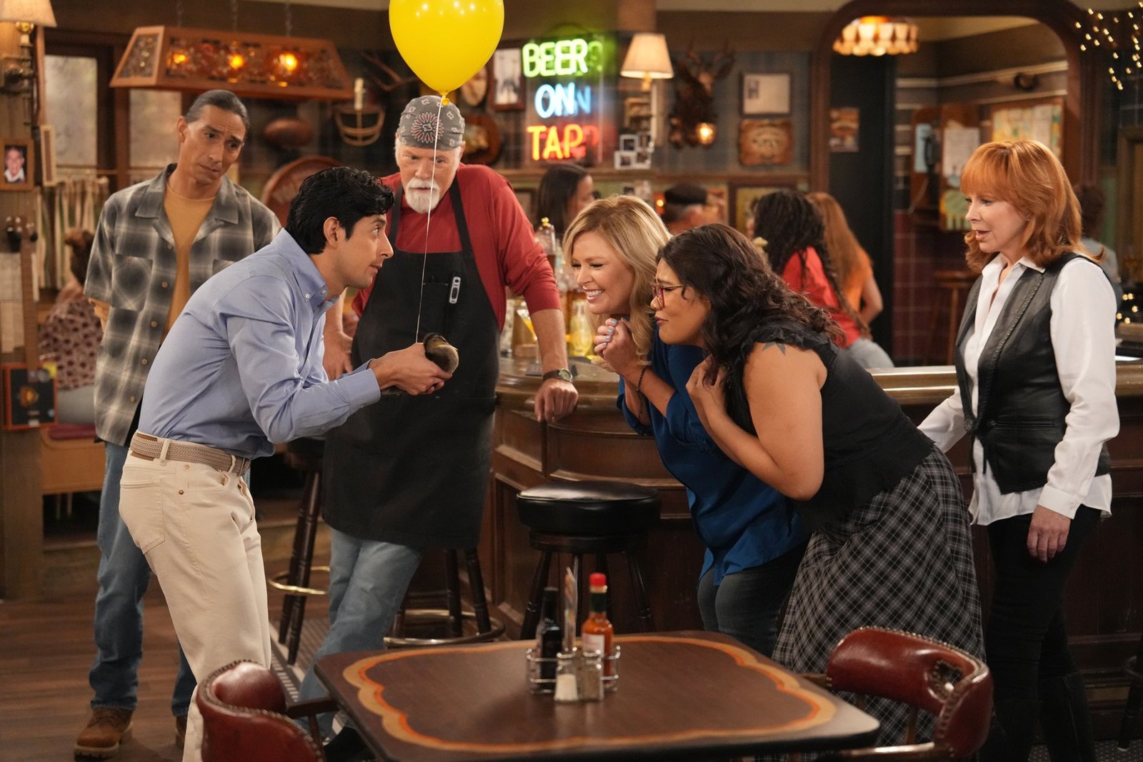Happy’s Place 3. sezon NBC karesinden balonlarla süslenmiş tavernada bir araya gelen dizinin oyuncu kadrosu