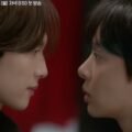 Love in Disguise tvN resmi tanıtım görselinde yüz yüze bakışan Yoon Yi-jun rolündeki Yim Si-wan ve Kang Jae-hee rolündeki Seol In-ah