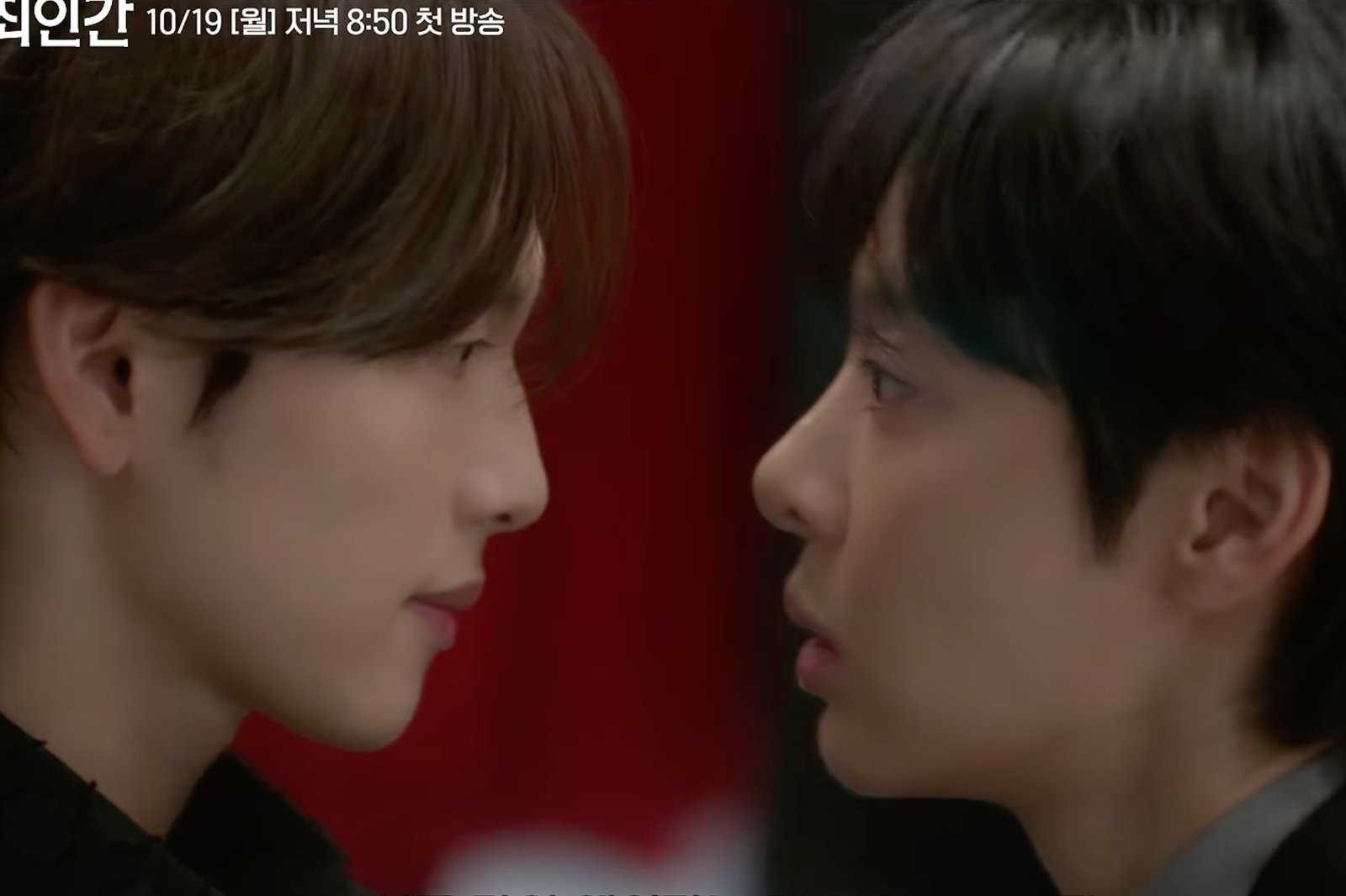 Love in Disguise tvN resmi tanıtım görselinde yüz yüze bakışan Yoon Yi-jun rolündeki Yim Si-wan ve Kang Jae-hee rolündeki Seol In-ah