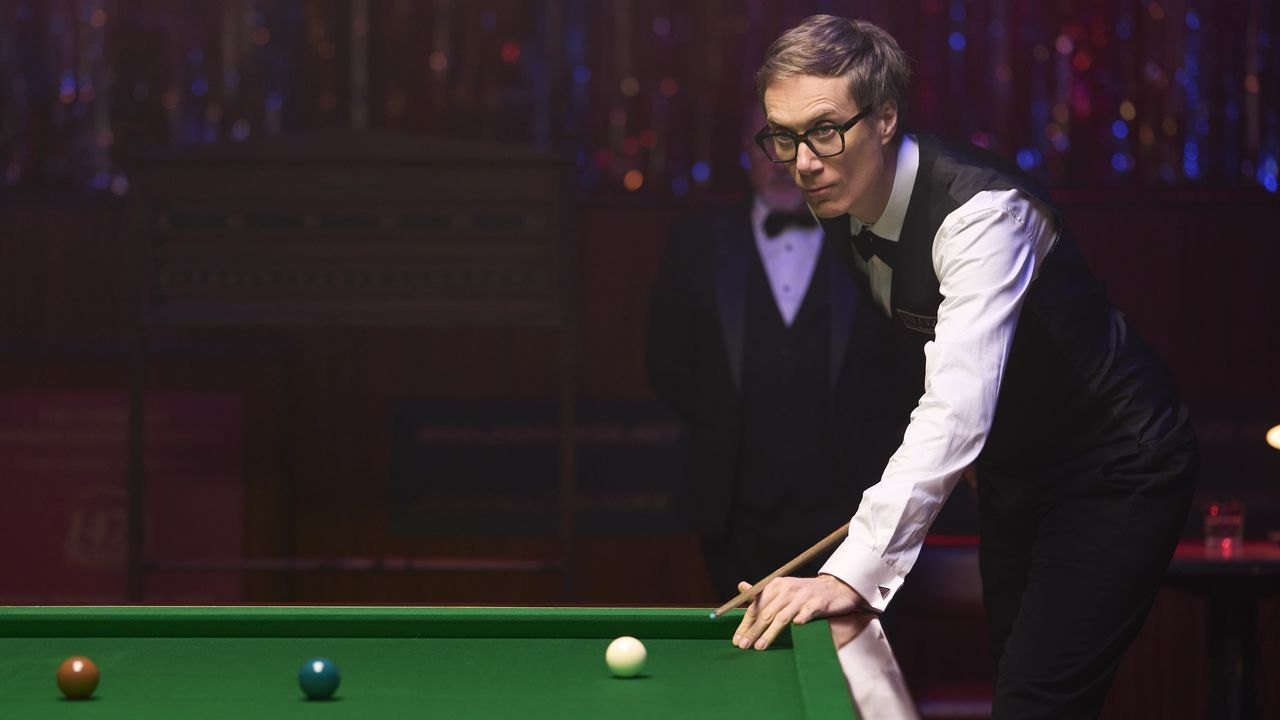Ludwig 2. sezon resmi karesinden bir bilardo masasında atış yapan papyonlu Danny Sloane rolündeki Stephen Merchant
