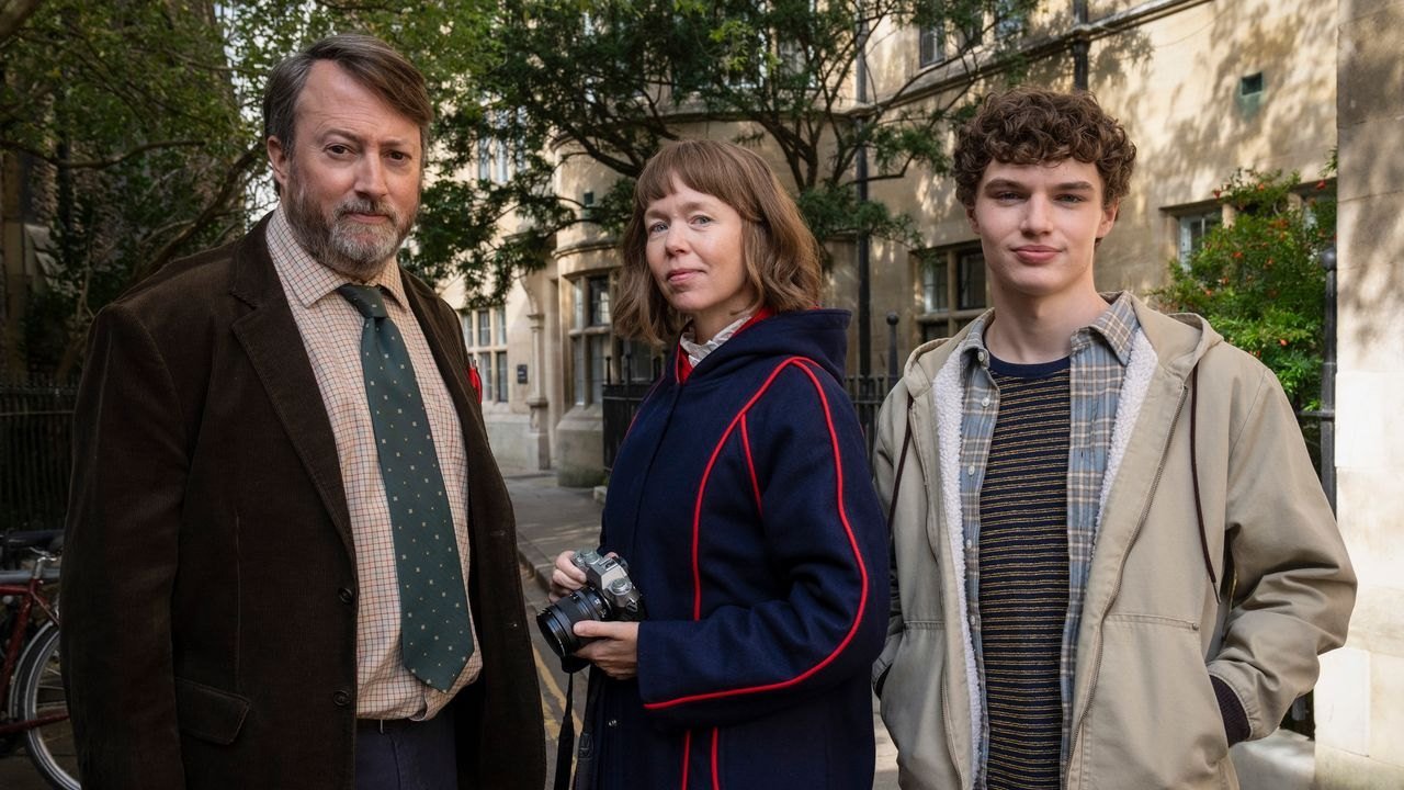 Ludwig 2. sezon resmi karesinden Cambridge sokağında yan yana duran David Mitchell, Anna Maxwell Martin ve Dylan Hughes
