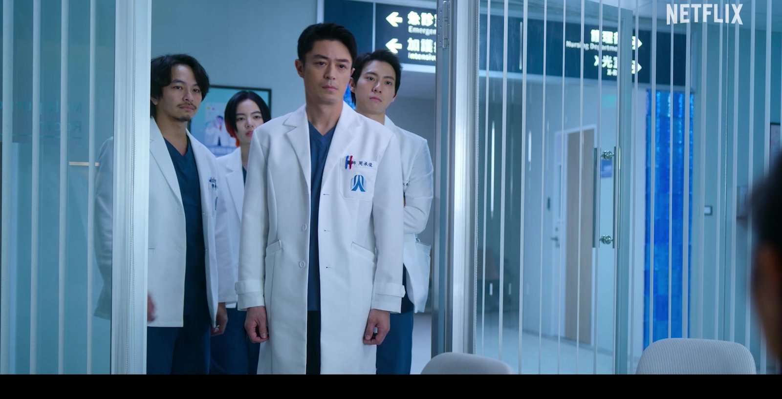 Miracles of the ER 12 Kasım’da Netflix’te: Wallace Huo ve Cheryl Yang’lı acil servis dizisinden fragman geldi 2026 – 2 Miracles of the ER resmi fragmanından acil servis kapısında beyaz önlüklerle yan yana duran genç doktorlar