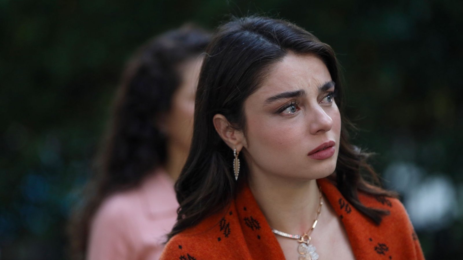 Muhtemel Aşk Show TV resmi karesinden turuncu desenli gömleğiyle endişeli bakan Defne rolündeki Ayça Ayşin Turan