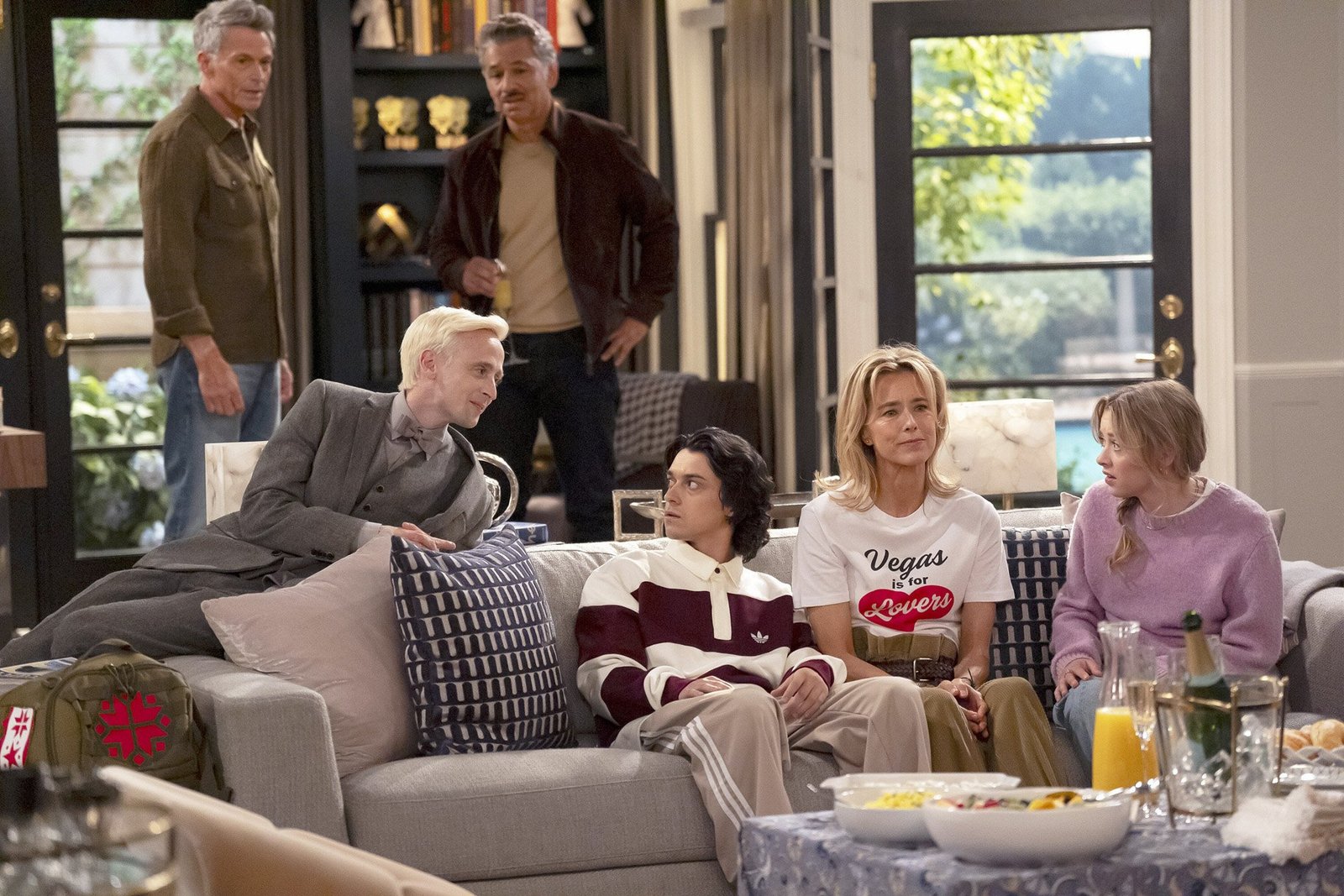 Newlyweds 23 Ekim’de NBC’de: Téa Leoni ve Tim Daly ekranda da yeni evli 2026 – 1 Newlyweds NBC resmi karesinden oturma odasında bir araya gelen dizinin oyuncu kadrosu
