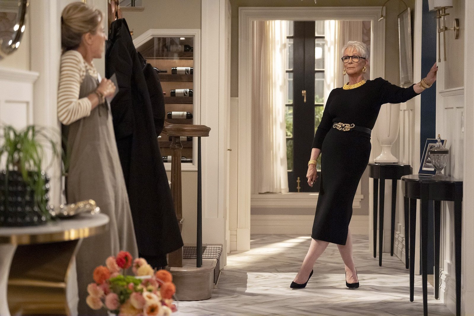 Newlyweds 23 Ekim’de NBC’de: Téa Leoni ve Tim Daly ekranda da yeni evli 2026 – 2 Newlyweds NBC resmi karesinden bir evin girişinde Jeanie rolündeki Téa Leoni ve siyah elbiseli Claudia rolündeki Jamie Lee Curtis