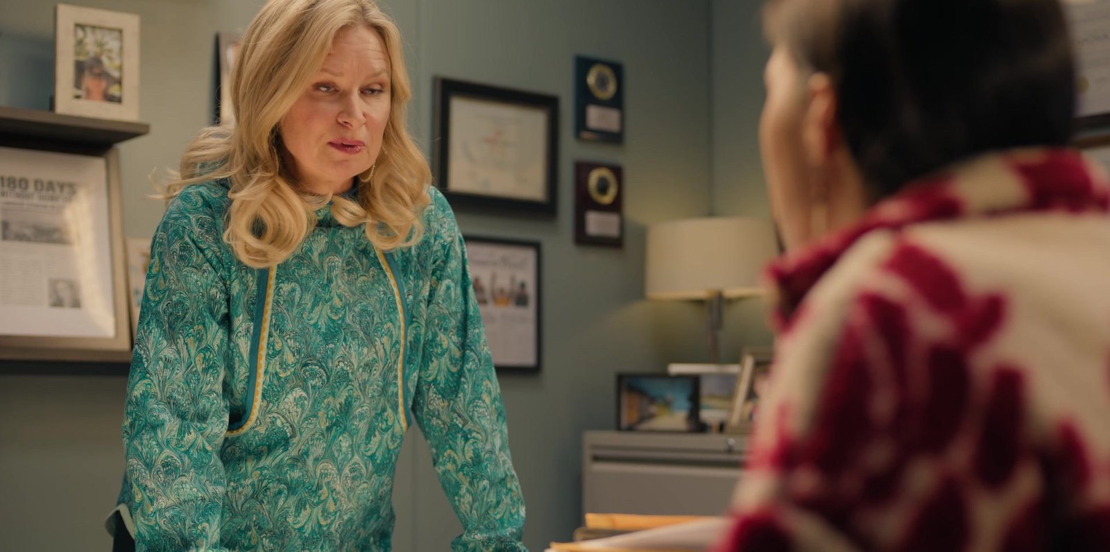 North of North 2. sezon 5 Kasım’da Netflix’te: Siaja bu kez Kuzey Kutbu’nda hayatını planlı kurmaya çalışıyor 2026 – 1 North of North 2. sezon fragmanından duvarında çerçeveli fotoğraflar olan bir ofiste Siaja ile konuşan turkuaz kazaklı sarışın kadın