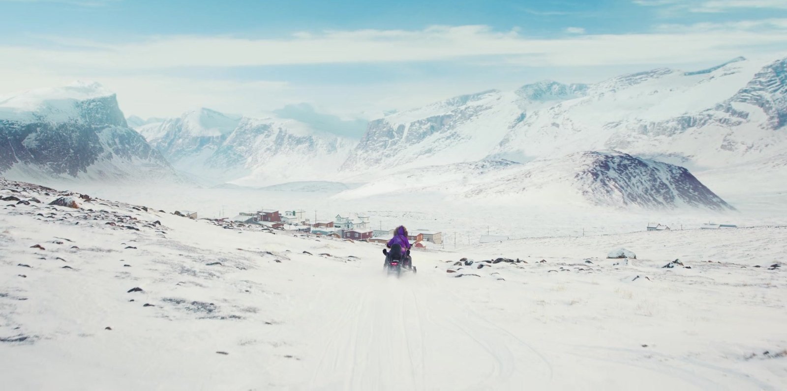 North of North 2. sezon 5 Kasım’da Netflix’te: Siaja bu kez Kuzey Kutbu’nda hayatını planlı kurmaya çalışıyor 2026 – 2 North of North 2. sezon fragmanından karla kaplı dağların arasında uçsuz bucaksız tundrada ilerleyen tek bir kar motosikleti