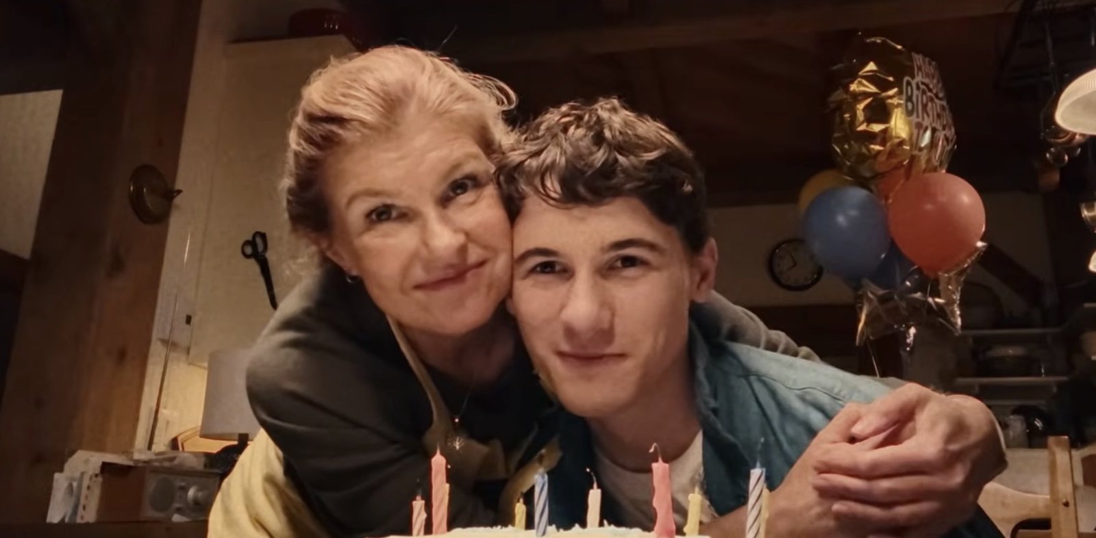 Phony Hulu resmi karesinden doğum günü pastası başında oğluna sarılan Connie Britton ve Sam Nivola