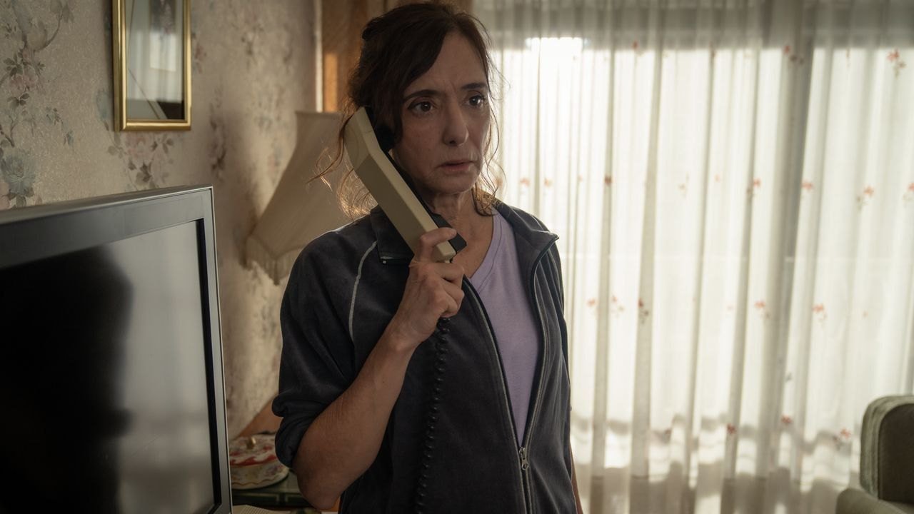Rage (Furia) 2. sezon HBO Max resmi karesinden elinde telefon ahizesiyle duran bir kadın