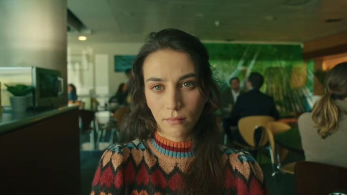 Rage (Furia) 2. sezon HBO Max resmi karesinden kalabalık bir restoranda kameraya bakan genç bir kadın