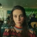 Rage (Furia) 2. sezon 9 Ekim’de HBO Max’te: Maribel Verdú ve Carmen Maura kadroda 2026 – 6 Rage (Furia) 2. sezon HBO Max resmi karesinden kalabalık bir restoranda kameraya bakan genç bir kadın