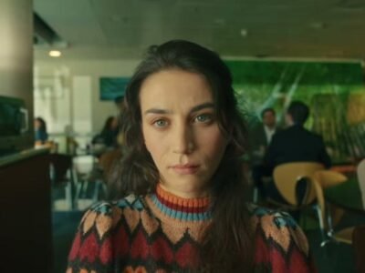 Rage (Furia) 2. sezon HBO Max resmi karesinden kalabalık bir restoranda kameraya bakan genç bir kadın