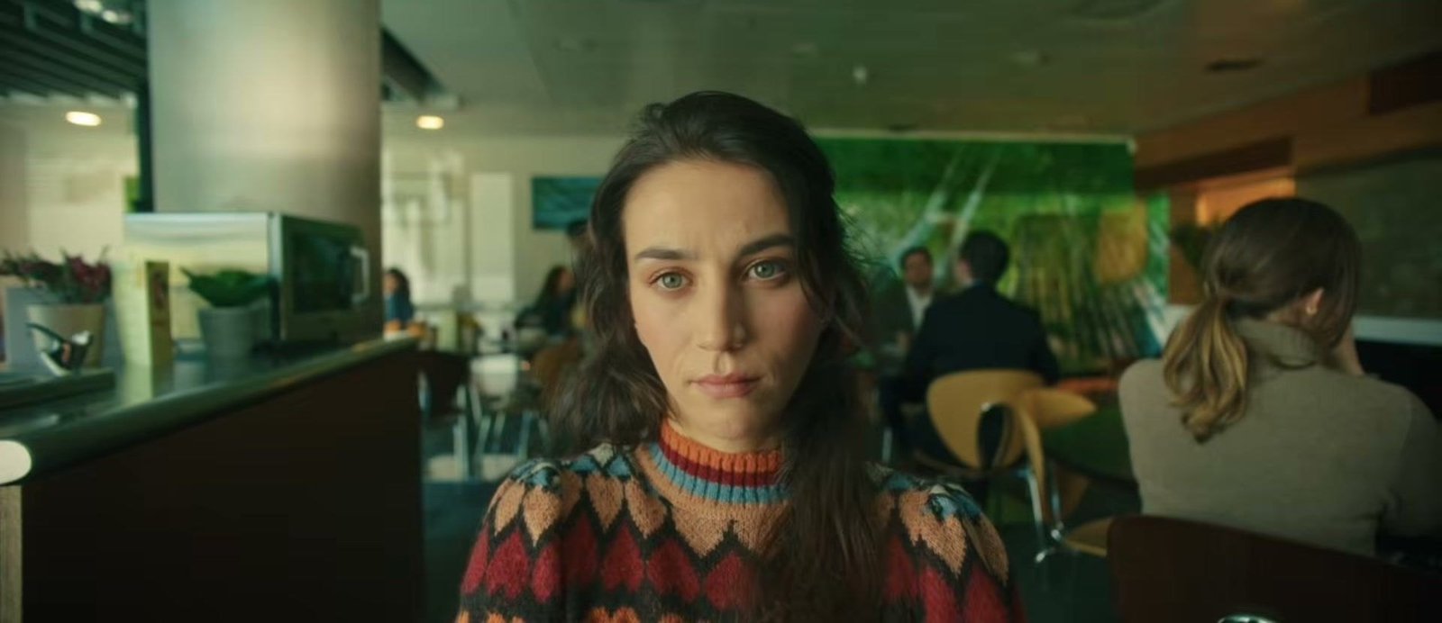 Rage (Furia) 2. sezon HBO Max resmi karesinden kalabalık bir restoranda kameraya bakan genç bir kadın