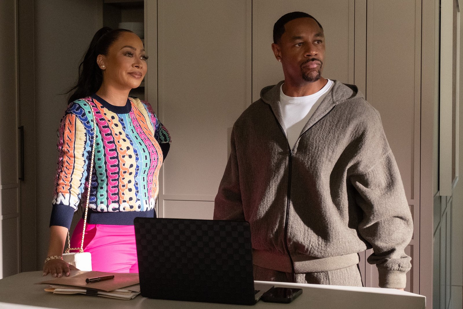 Reasonable Doubt 4. sezon Hulu resmi karesinden La La Anthony ve Durrell Tank Babbs bir ofiste