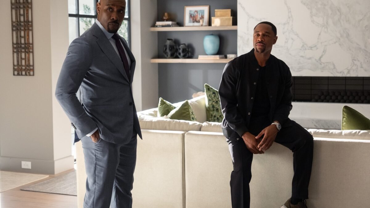 Reasonable Doubt 4. sezon Hulu resmi karesinden Morris Chestnut ve Durrell Tank Babbs salonda