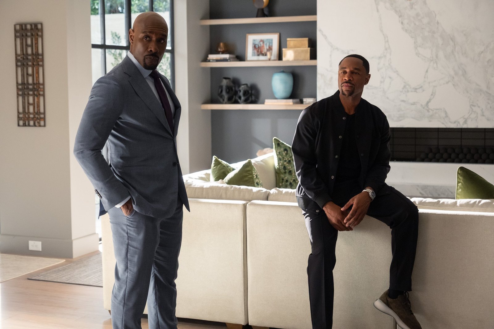 Reasonable Doubt 4. sezon Hulu resmi karesinden Morris Chestnut ve Durrell Tank Babbs salonda