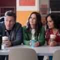 Scrubs 2. sezon ABC resmi karesinden hastane kafeteryasında oturan Zach Braff, Rachel Bilson ve Judy Reyes