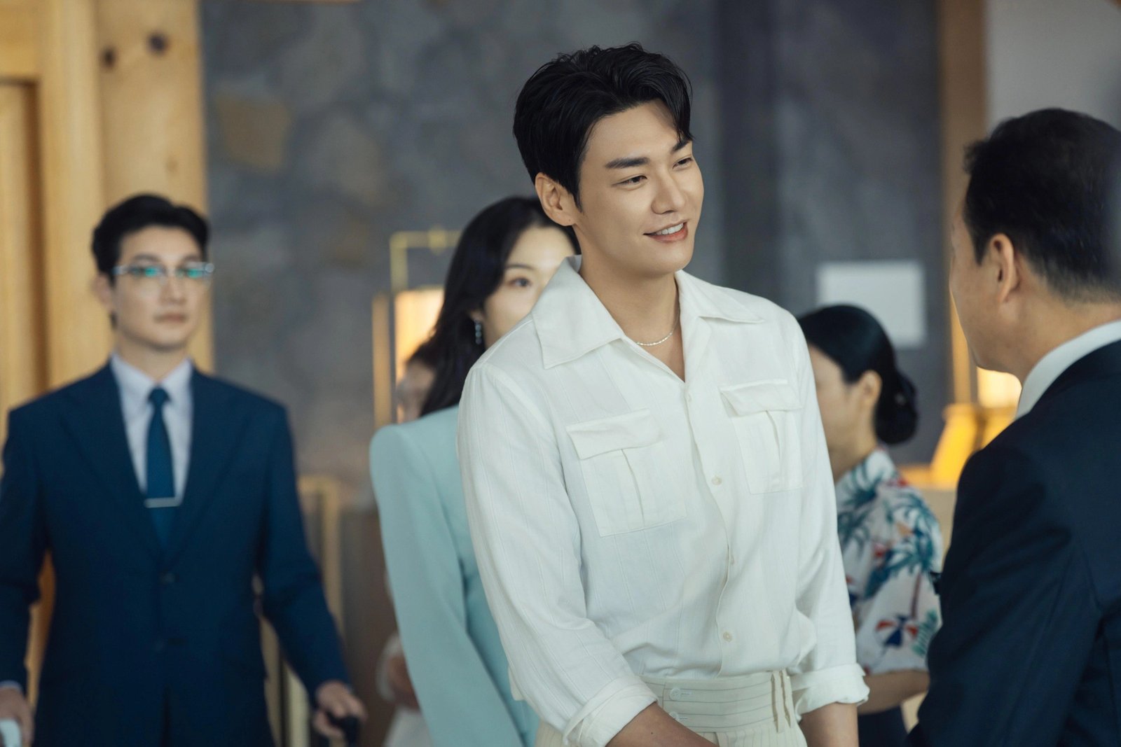 Take Charge of My Heart Netflix resmi karesinden Baek Ho-rang rolÃ¼ndeki Kim Young-kwang bir lobide