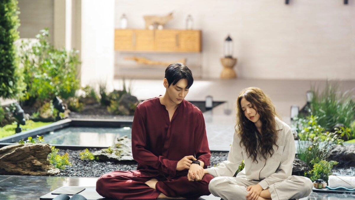 Take Charge of My Heart Netflix resmi karesinden Kim Young-kwang ve Chae Soo-bin yerde oturuyor