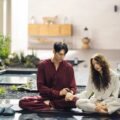 Take Charge of My Heart Netflix resmi karesinden Kim Young-kwang ve Chae Soo-bin yerde oturuyor
