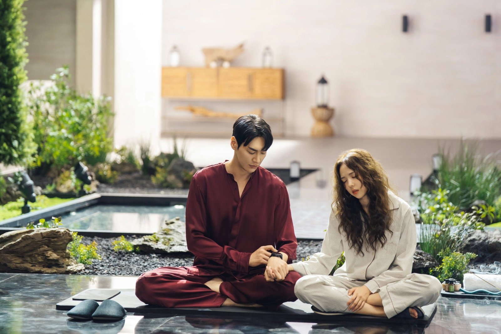 Take Charge of My Heart Netflix resmi karesinden Kim Young-kwang ve Chae Soo-bin yerde oturuyor