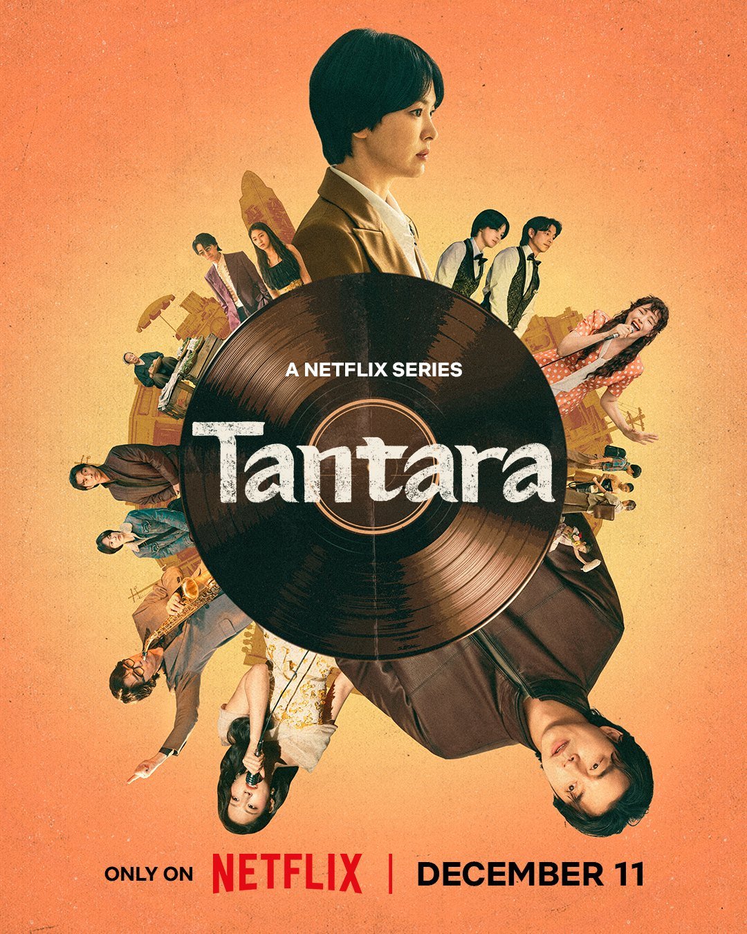 Tantara dizisinin 11 Aralık tarihli İngilizce Netflix afişinde dönen bir plağın çevresine yerleştirilmiş Song Hye-kyo, Gong Yoo ve diğer karakterler
