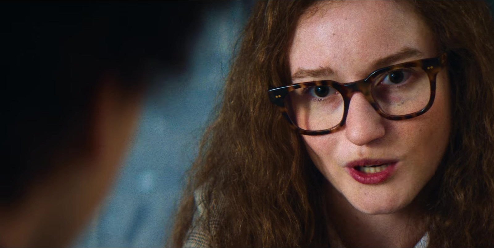 The Altruists fragmanından gözlüklü ve kıvırcık saçlı Caroline Ellison rolündeki Julia Garner’ın yakın planı