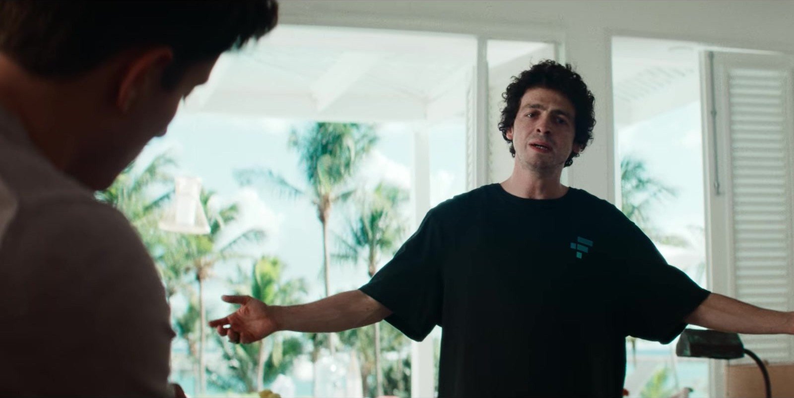 The Altruists fragmanından aydınlık bir salonda kollarını iki yana açarak konuşan Sam Bankman-Fried rolündeki Anthony Boyle