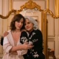 The Gift of Deceit Netflix resmi karesinden yaldızlı bir aynanın önünde sarılan Maíra Rossetti rolündeki Alice Wegmann ve Lúcia Rossetti rolündeki Marieta Severo