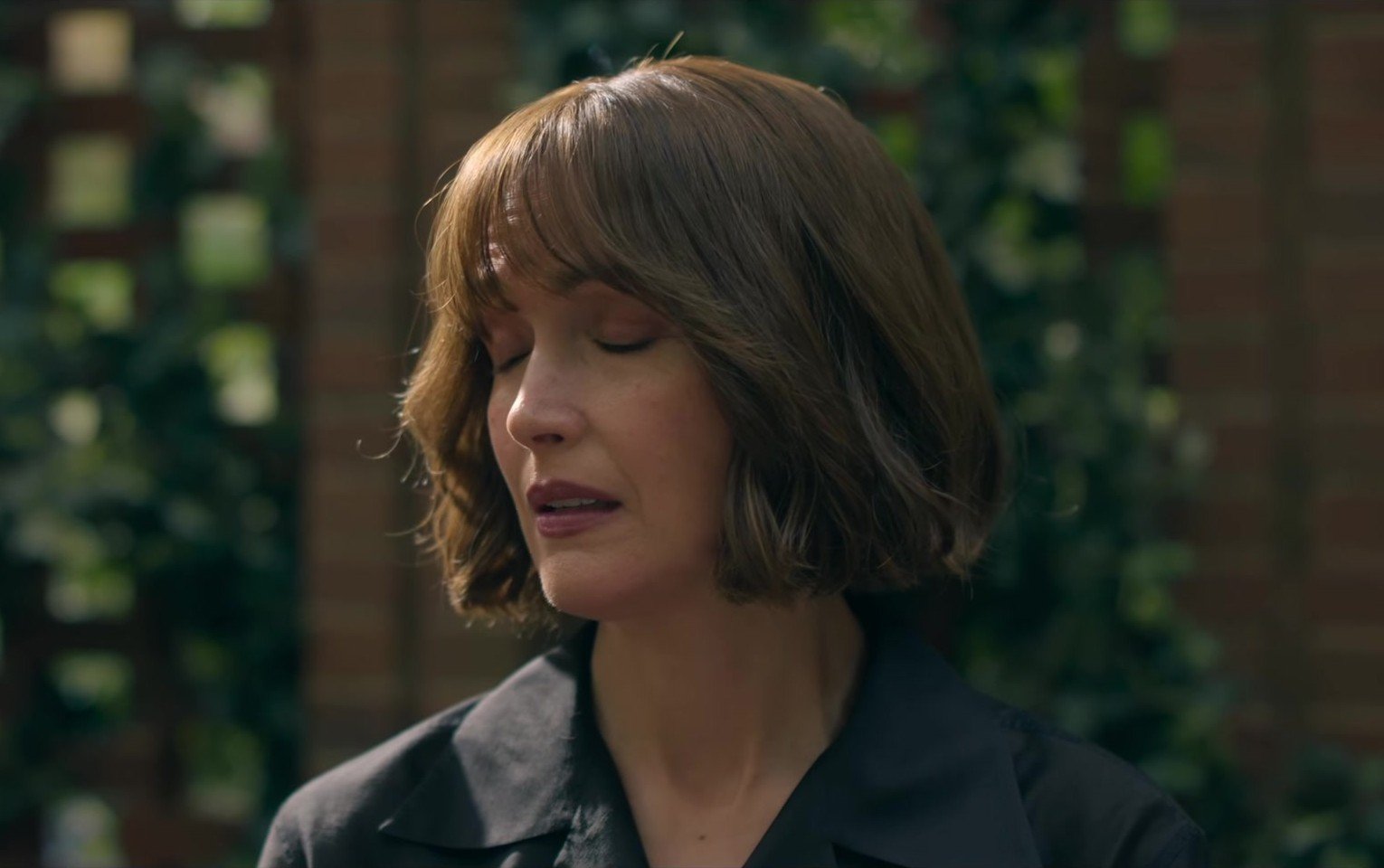 The Good Daughter fragmanından koyu ceketiyle düşünceli bakan küt saçlı Samantha Quinn rolündeki Rose Byrne