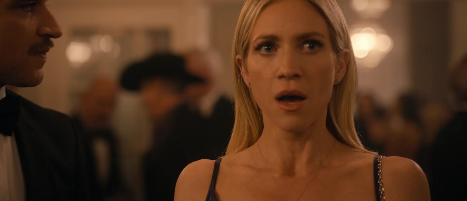 The Hunting Wives 2. sezon fragmanından bir davette şaşkınlıkla bakan Sophie rolündeki Brittany Snow