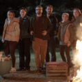 The Mothers of Penguins 2. sezon 21 Ekim’de Netflix’te: Ebeveynler bu kez kendi okullarını kuruyor 2026 – 3 The Mothers of Penguins 2. sezon resmi karesinden gece yanan bir ateşin etrafında toplanmış yetişkinler ve çocuklar
