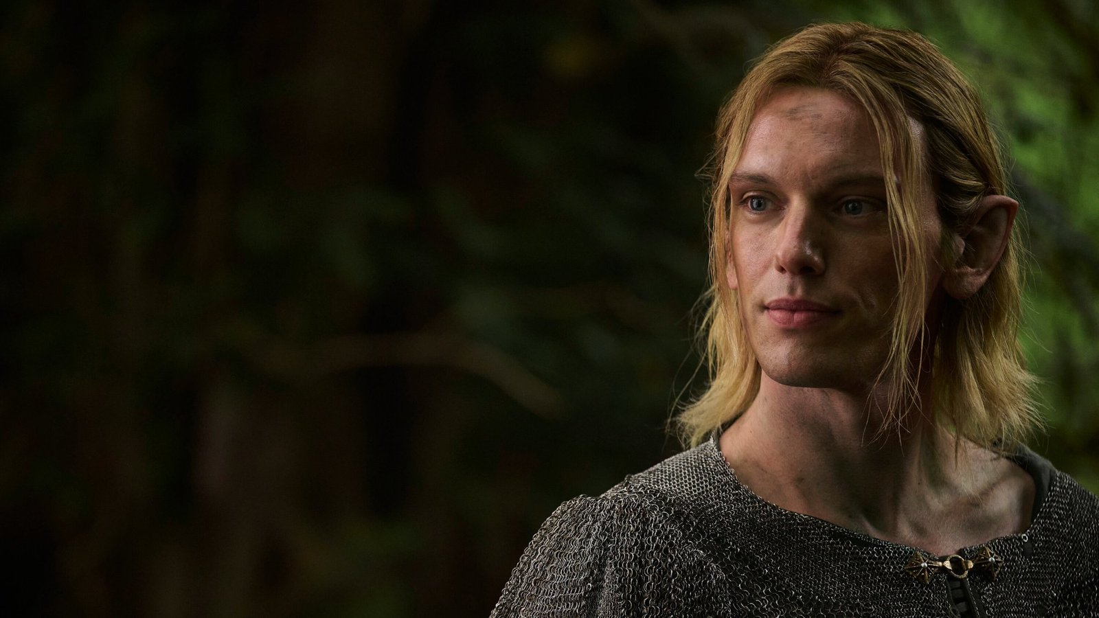 Güç Yüzükleri 3. sezon 11 Kasım’da Prime Video’da: Sauron Tek Yüzük’ün peşinde, Celeborn sonunda sahnede 2026 – 1 Güç Yüzükleri üçüncü sezonundan resmi karede uzun sarı saçlarıyla loş bir mekânda duran Celeborn rolündeki Jamie Campbell Bower