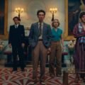 This Is Not a Murder Mystery resmi karesinden West Dean malikânesinin girişinde toplanan sürrealist sanatçılar ve dedektif
