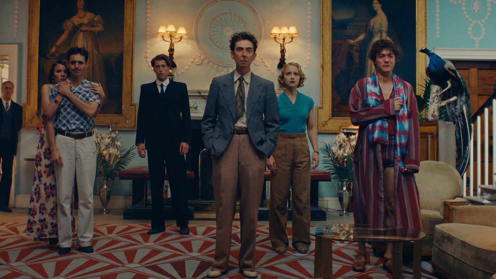 This Is Not a Murder Mystery resmi karesinden West Dean malikânesinin girişinde toplanan sürrealist sanatçılar ve dedektif