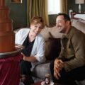 Tuzlu Kahve 7. bölüm Star TV galerisinden çikolata şelalesinin yanında koltukta sohbet eden bir kadın ve bir adam